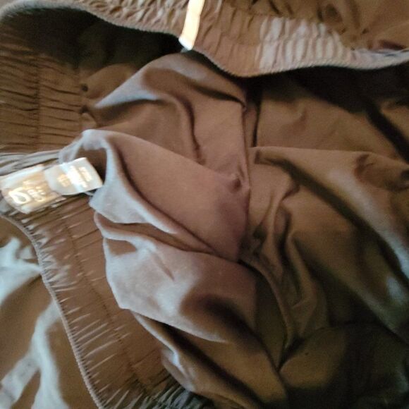 GAP WOMEN"S SHORT WITH WHITE STRIM LINE ALL AROUND - Picture 7 of 8